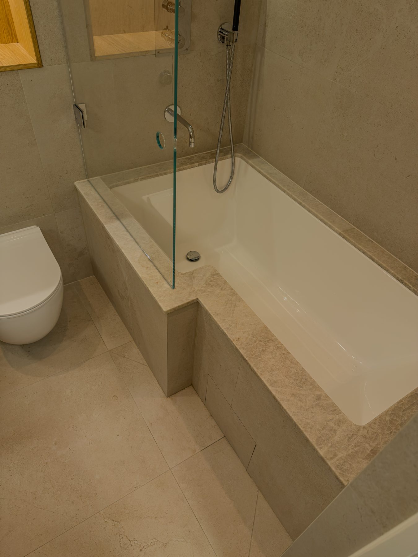 Helrenoverat badrum i grå marmor med fristående badkar, badrumsrenovering av ZG Bygg i Stockholm
