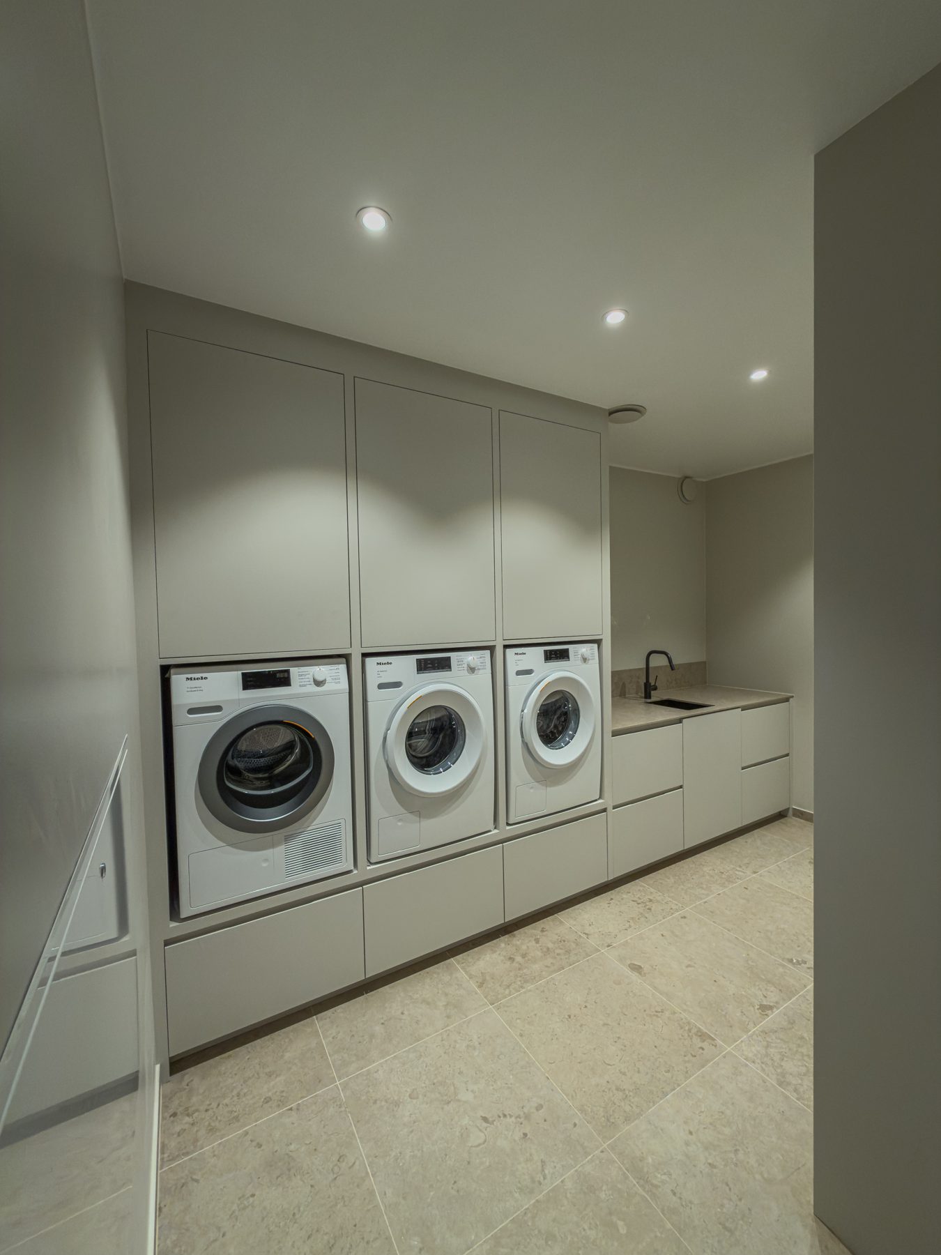 Platsbyggd panel och måttanpassad hall efter totalrenovering i Stockholm, utförd av ZG Bygg