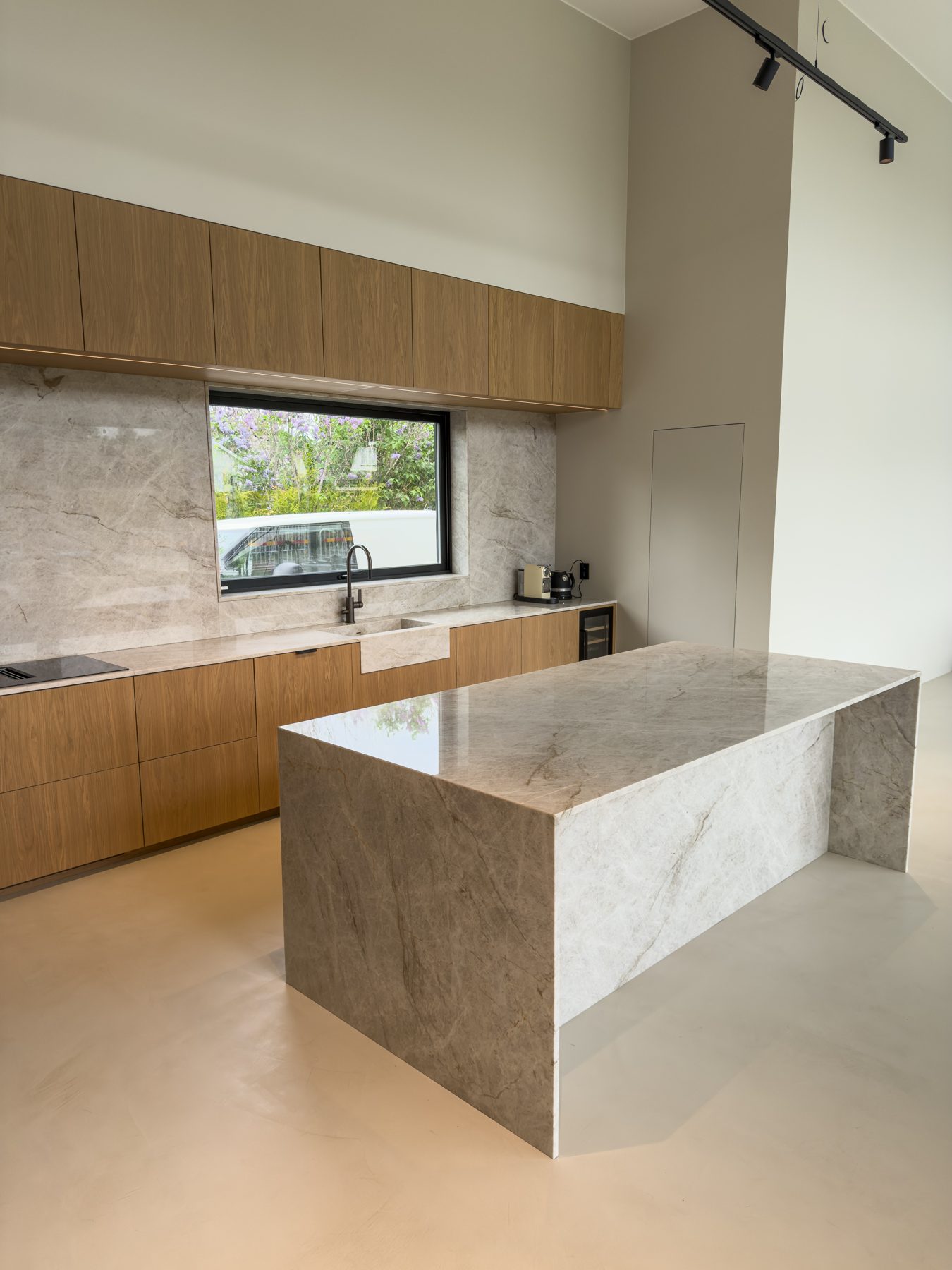Handgjort kök i ek med bänkskiva i Taj Mahal Quartzite, ZG Byggs Franchel-projekt i Stockholm